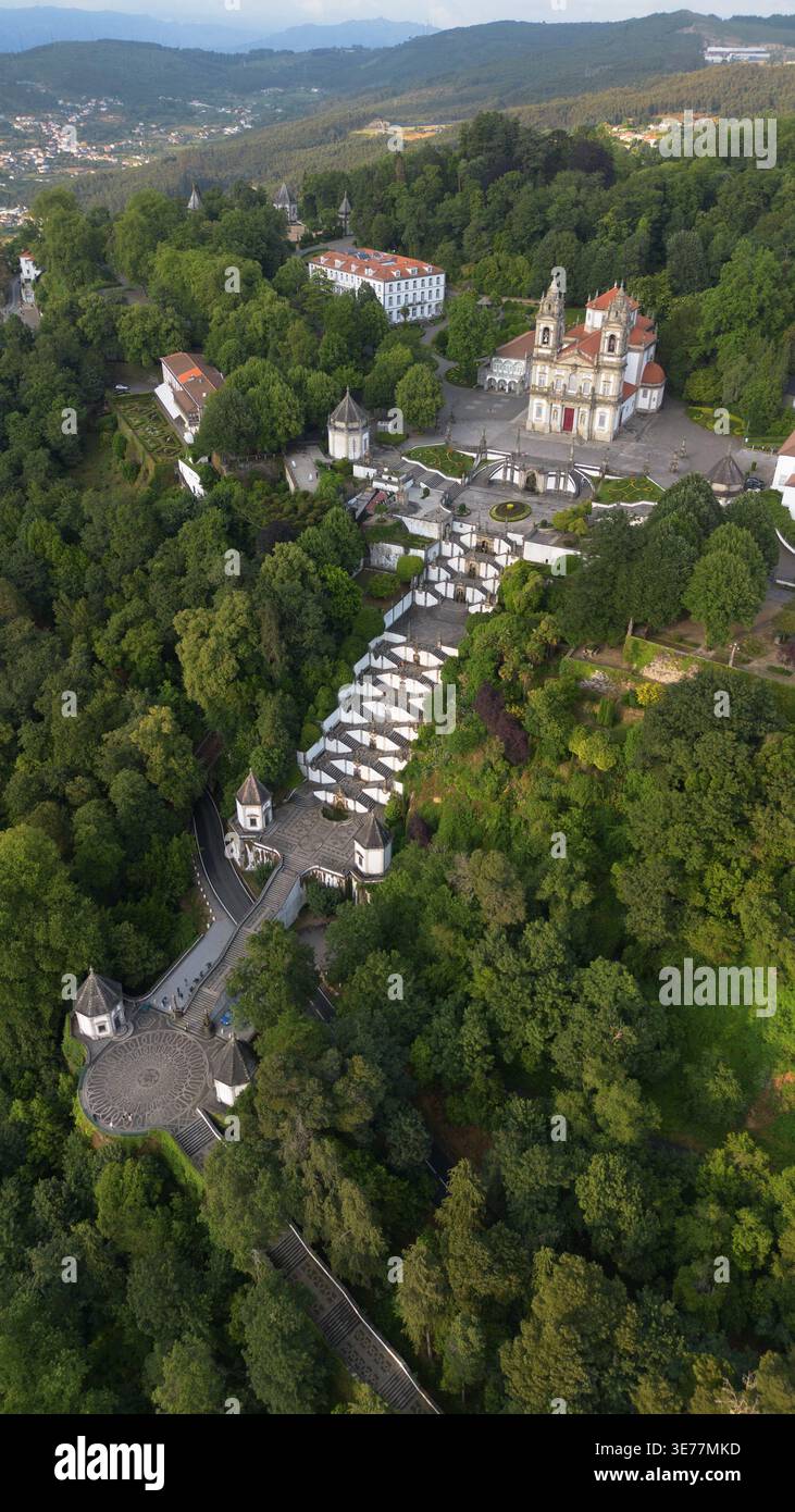 Riprese aeree con drone del magnifico santuario barocco di Bom Jesus do Monte Braga in Portogallo con grandiosi scaloni monumentali a zigzag Foto Stock