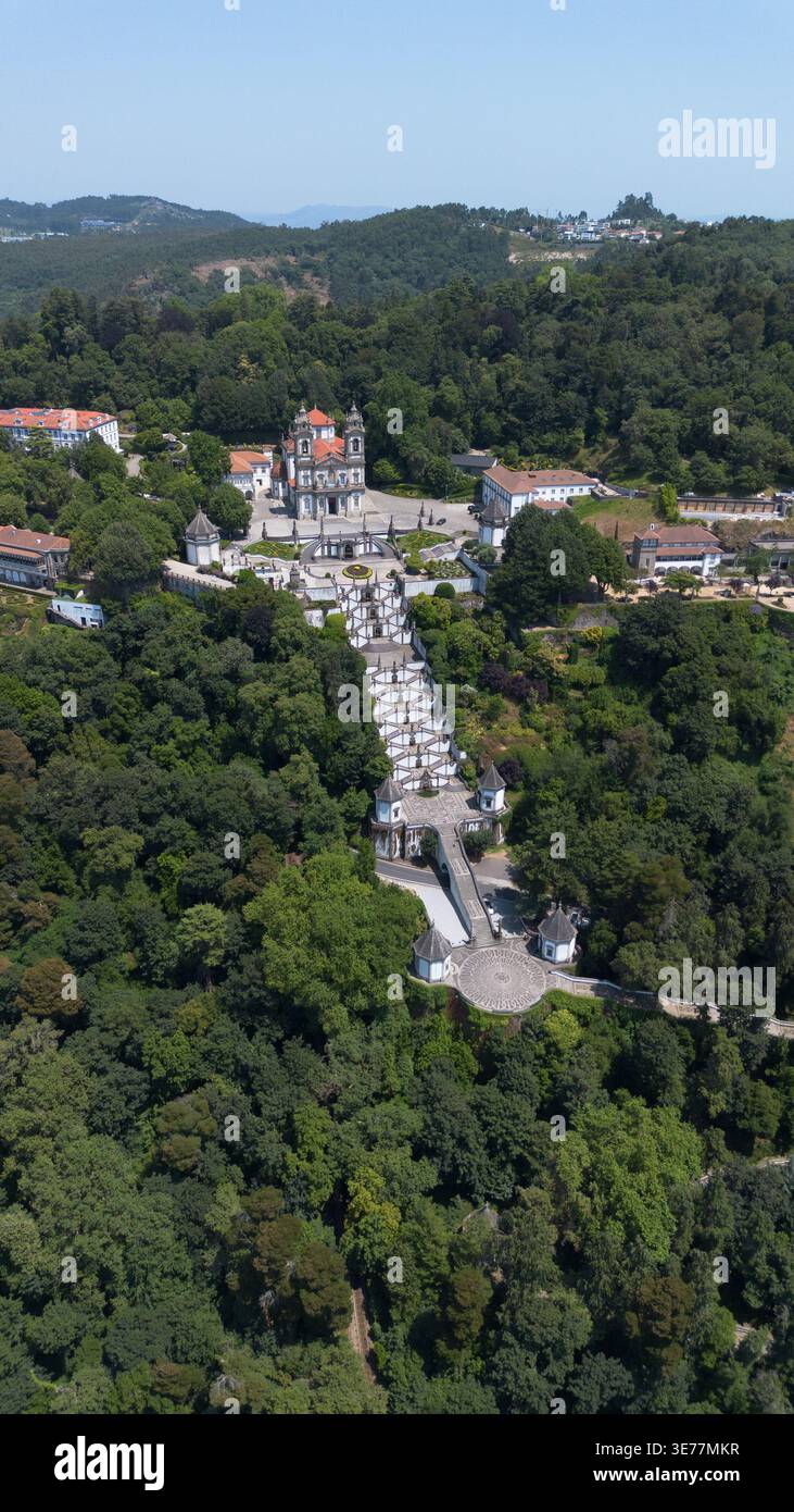 Riprese aeree con drone del magnifico santuario barocco di Bom Jesus do Monte Braga in Portogallo con grandiosi scaloni monumentali a zigzag Foto Stock
