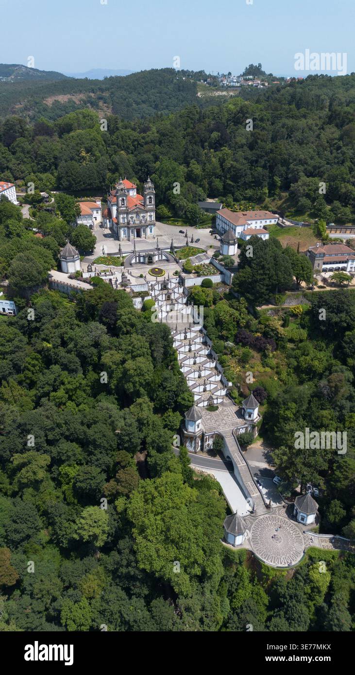 Riprese aeree con drone del magnifico santuario barocco di Bom Jesus do Monte Braga in Portogallo con grandiosi scaloni monumentali a zigzag Foto Stock