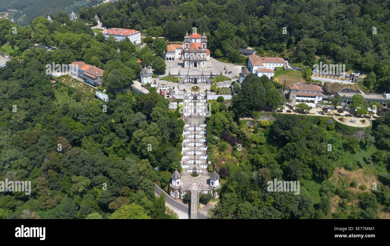 Riprese aeree con drone del magnifico santuario barocco di Bom Jesus do Monte Braga in Portogallo con grandiosi scaloni monumentali a zigzag Foto Stock