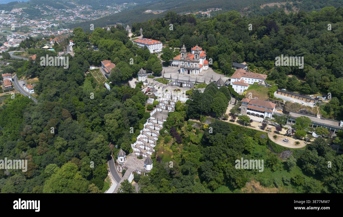 Riprese aeree con drone del magnifico santuario barocco di Bom Jesus do Monte Braga in Portogallo con grandiosi scaloni monumentali a zigzag Foto Stock