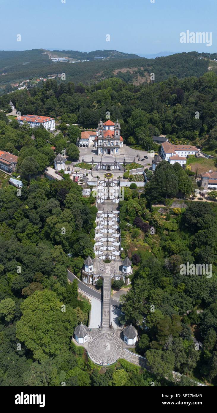 Riprese aeree con drone del magnifico santuario barocco di Bom Jesus do Monte Braga in Portogallo con grandiosi scaloni monumentali a zigzag Foto Stock