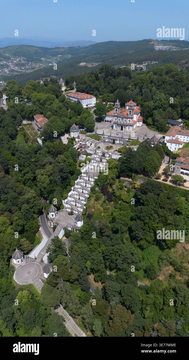 Riprese aeree con drone del magnifico santuario barocco di Bom Jesus do Monte Braga in Portogallo con grandiosi scaloni monumentali a zigzag Foto Stock