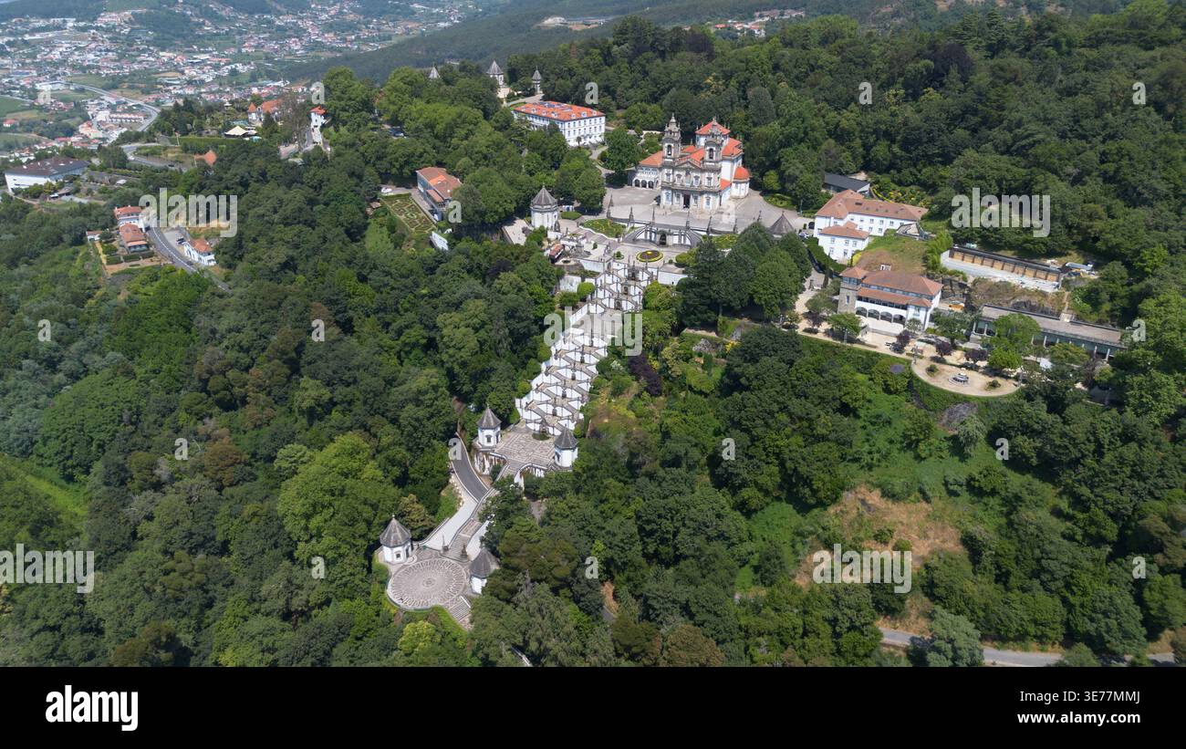 Riprese aeree con drone del magnifico santuario barocco di Bom Jesus do Monte Braga in Portogallo con grandiosi scaloni monumentali a zigzag Foto Stock