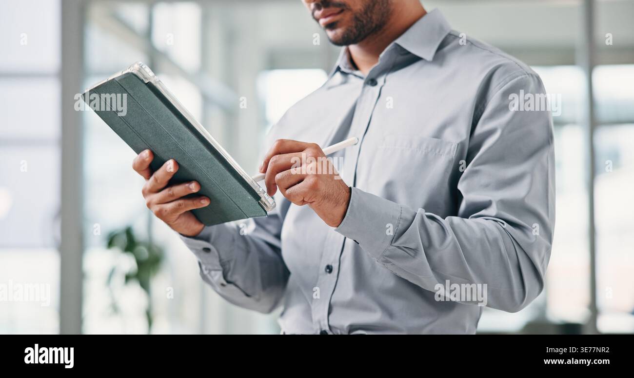 Mani, investitore e uomo in ufficio, tablet per investimenti e firma per le trattative online. Persona, e-mail o consulente finanziario sul posto di lavoro, stilo e. Foto Stock