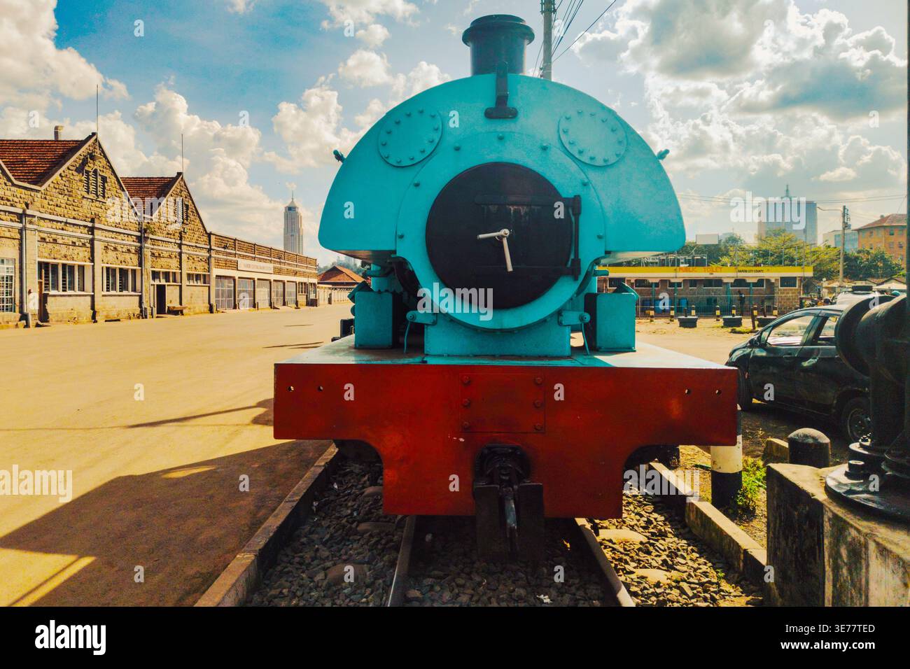 Vista frontale della locomotiva a vapore vintage Blue - sede centrale della Kenya Railways a Nairobi, Kenya Foto Stock