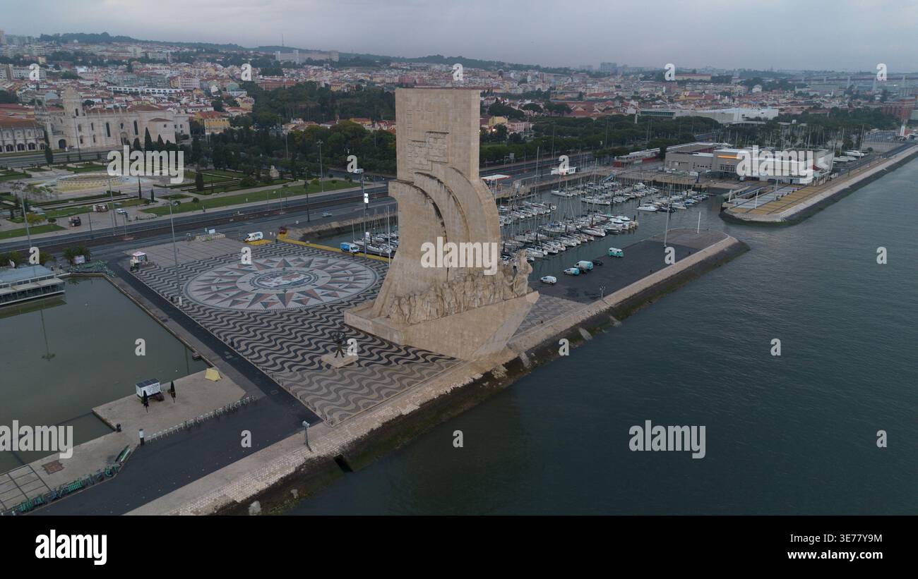 Riprese aeree con drone del Padrão dos Descobrimentos a Lisbona, Portogallo, un magnifico monumento storico sul lungofiume Foto Stock