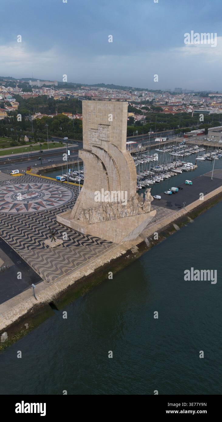 Riprese aeree con drone del Padrão dos Descobrimentos a Lisbona, Portogallo, un magnifico monumento storico sul lungofiume Foto Stock