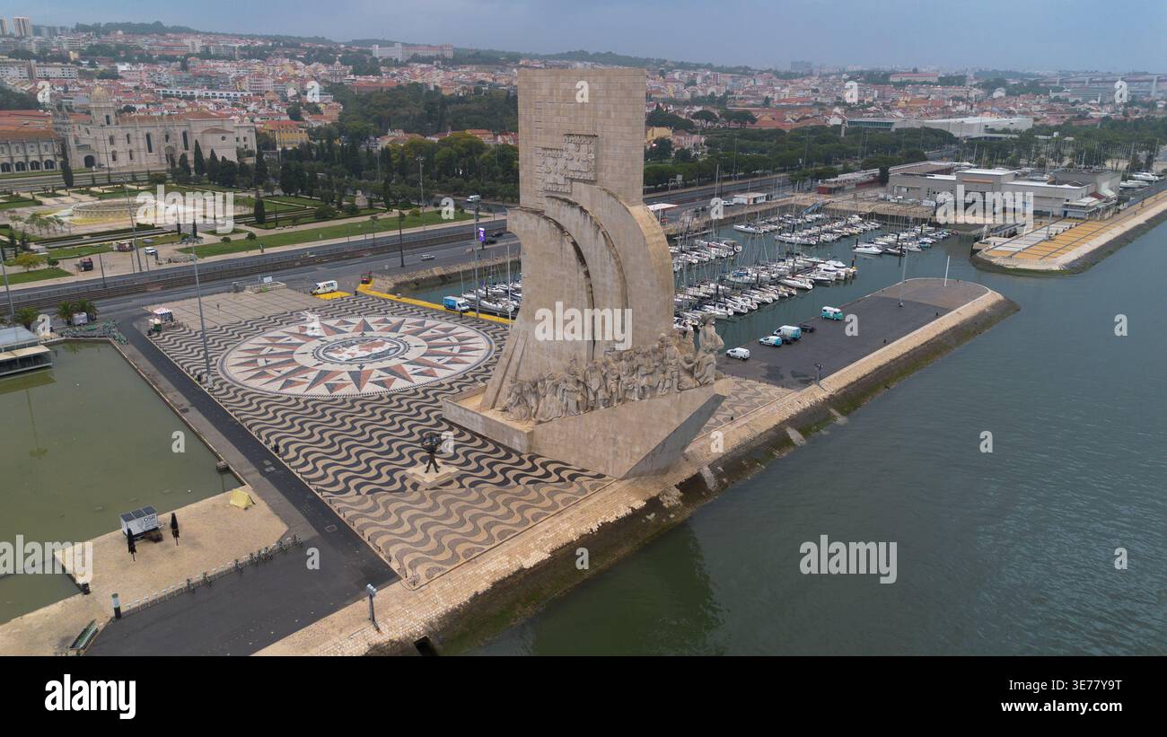 Riprese aeree con drone del Padrão dos Descobrimentos a Lisbona, Portogallo, un magnifico monumento storico sul lungofiume Foto Stock