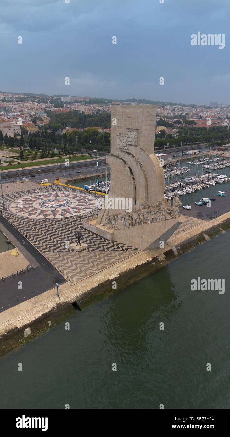 Riprese aeree con drone del Padrão dos Descobrimentos a Lisbona, Portogallo, un magnifico monumento storico sul lungofiume Foto Stock