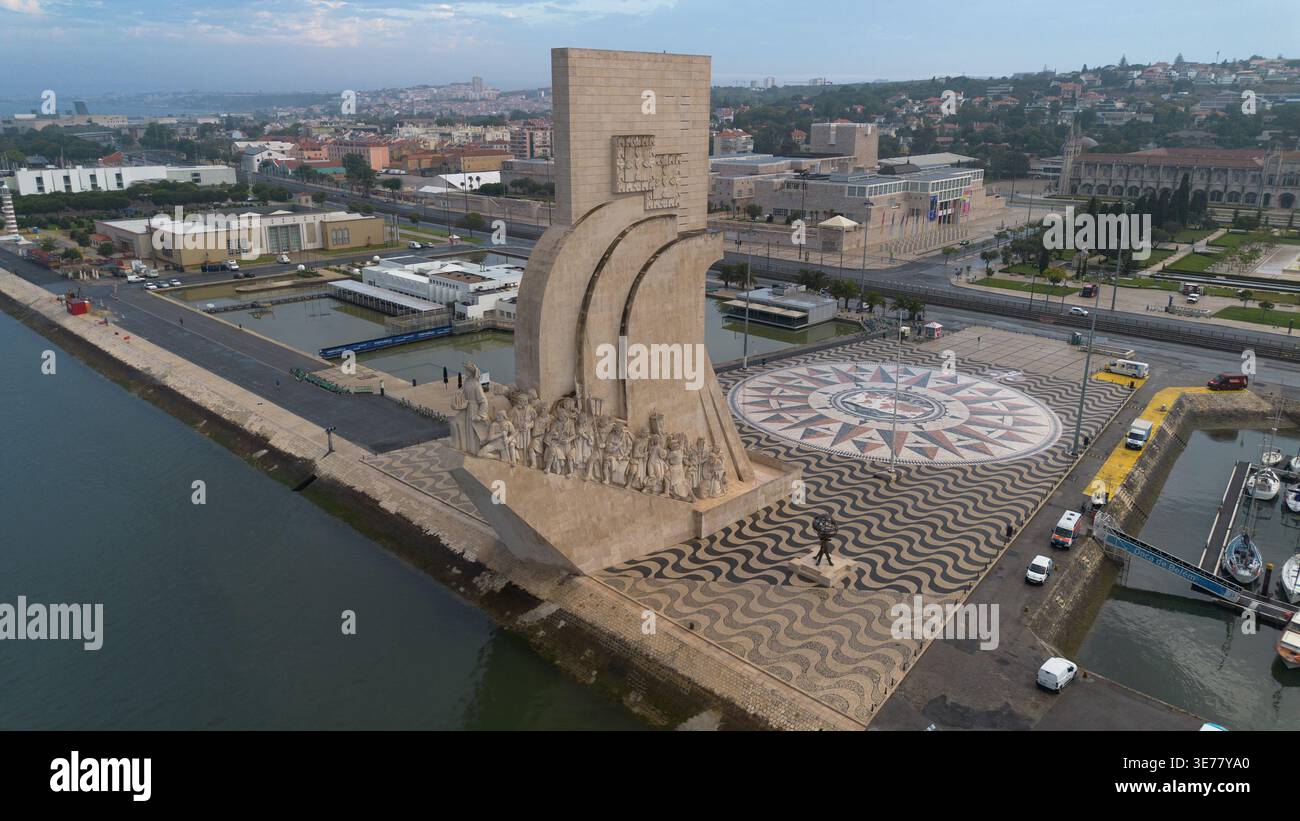 Riprese aeree con drone del Padrão dos Descobrimentos a Lisbona, Portogallo, un magnifico monumento storico sul lungofiume Foto Stock