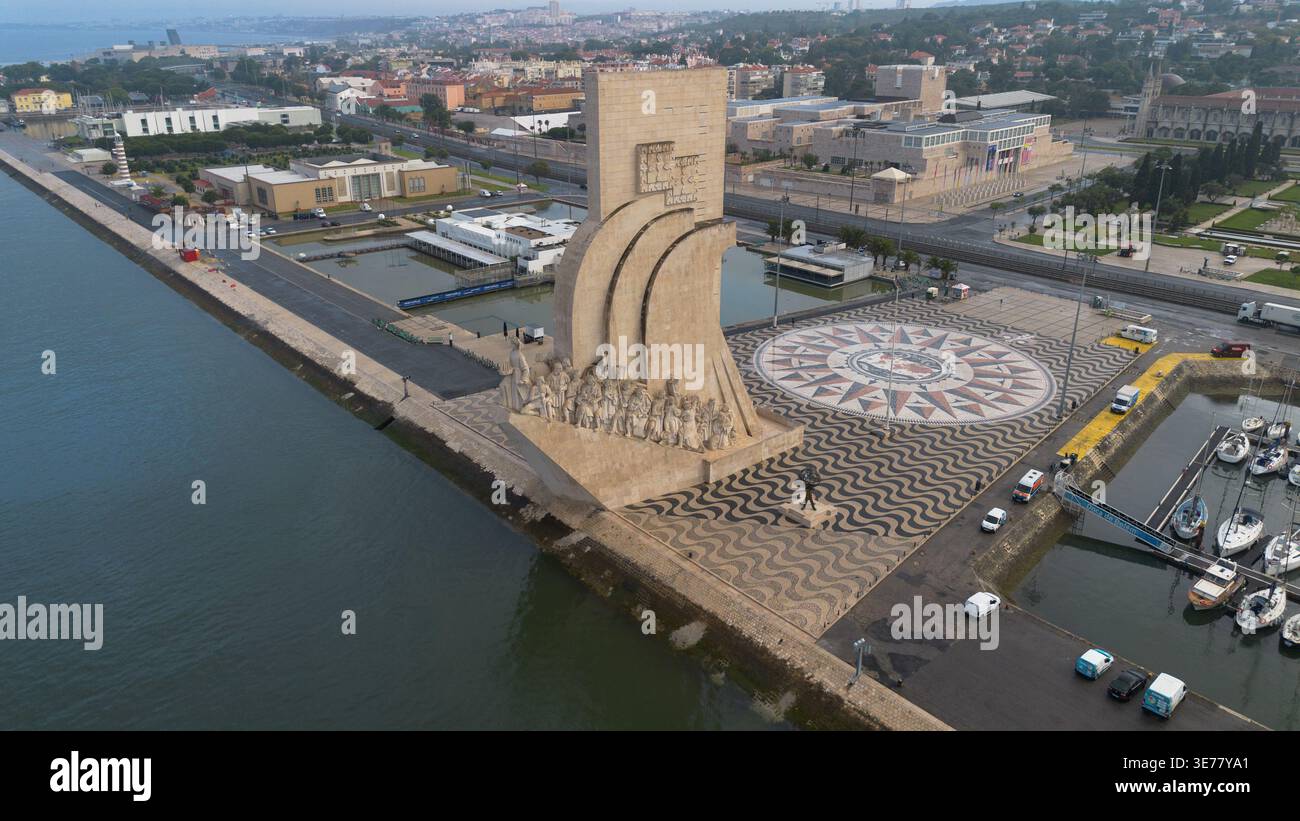 Riprese aeree con drone del Padrão dos Descobrimentos a Lisbona, Portogallo, un magnifico monumento storico sul lungofiume Foto Stock