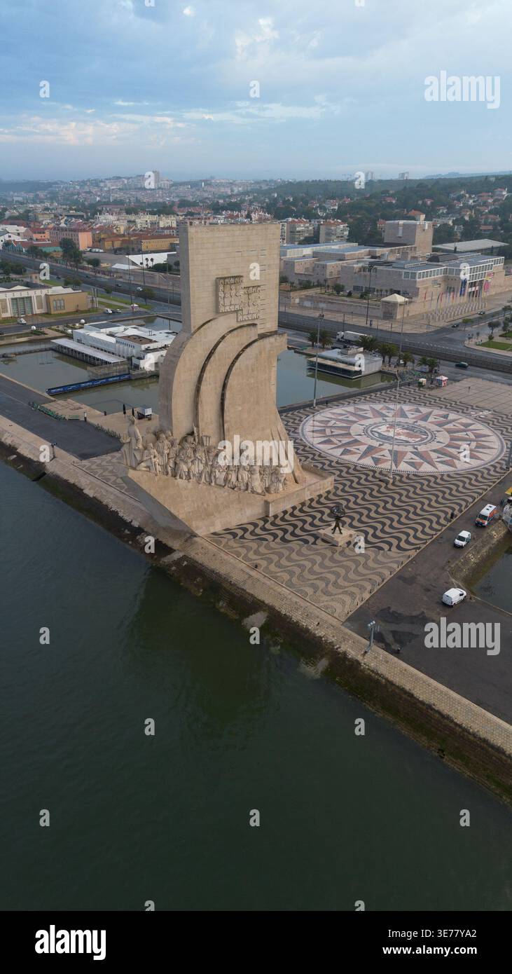 Riprese aeree con drone del Padrão dos Descobrimentos a Lisbona, Portogallo, un magnifico monumento storico sul lungofiume Foto Stock