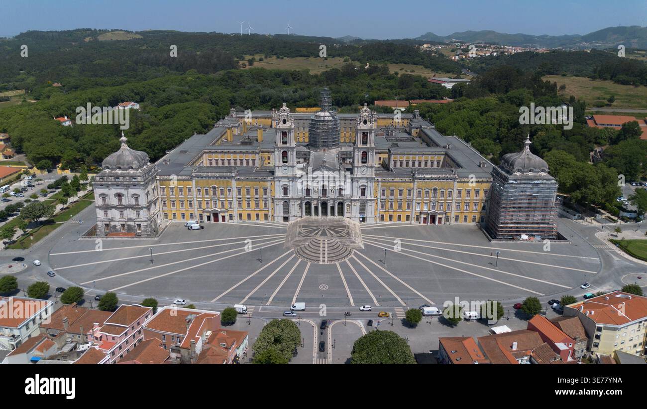 Riprese aeree con drone del Palácio Nacional de Mafra, un magnifico complesso storico di palazzo barocco e monastero in Portogallo Foto Stock
