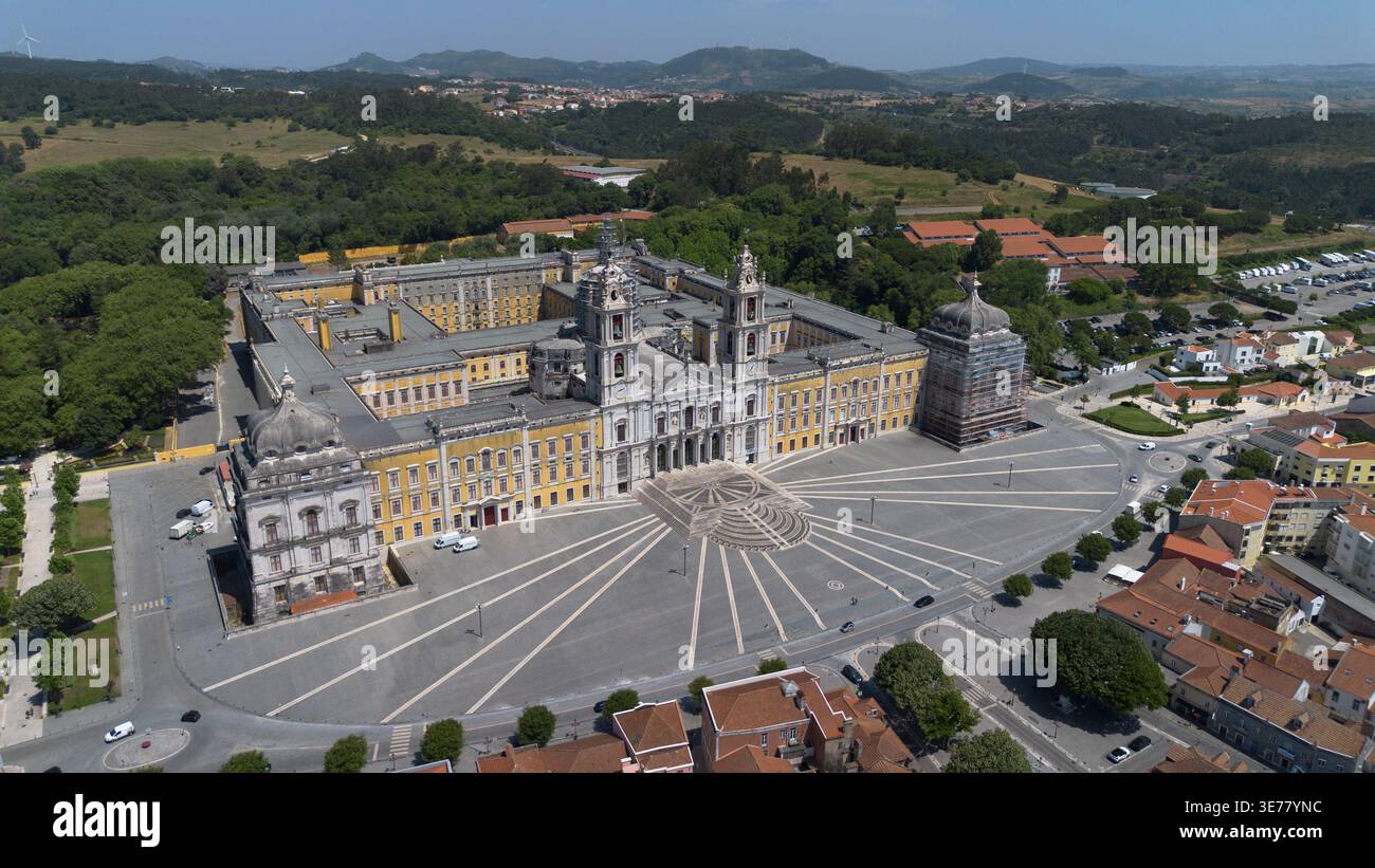 Riprese aeree con drone del Palácio Nacional de Mafra, un magnifico complesso storico di palazzo barocco e monastero in Portogallo Foto Stock