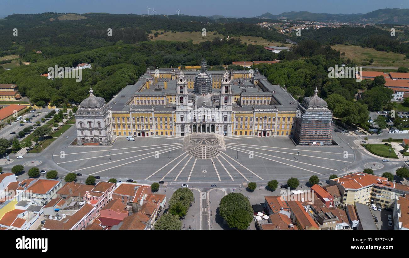 Riprese aeree con drone del Palácio Nacional de Mafra, un magnifico complesso storico di palazzo barocco e monastero in Portogallo Foto Stock