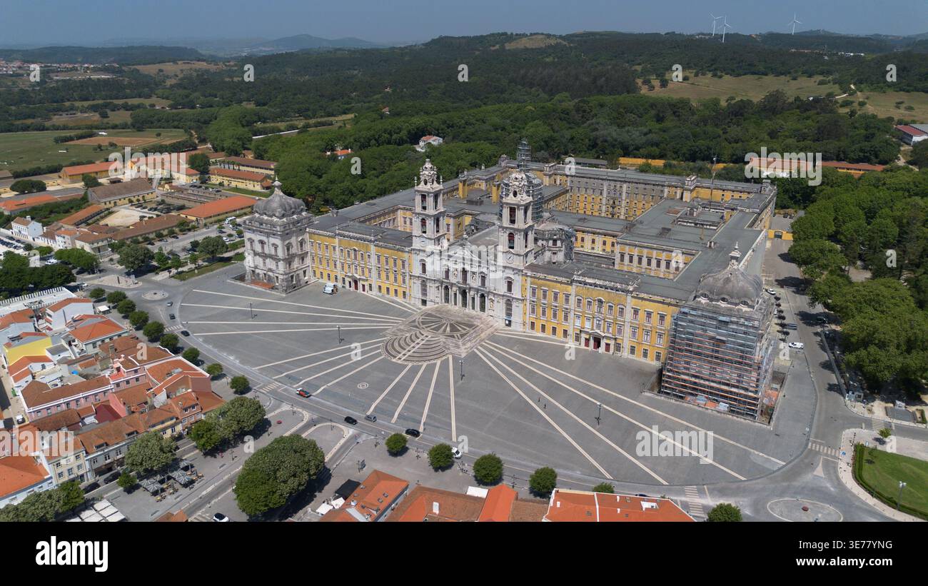 Riprese aeree con drone del Palácio Nacional de Mafra, un magnifico complesso storico di palazzo barocco e monastero in Portogallo Foto Stock