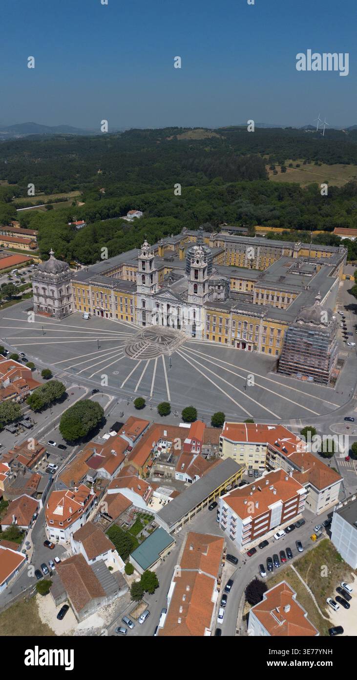 Riprese aeree con drone del Palácio Nacional de Mafra, un magnifico complesso storico di palazzo barocco e monastero in Portogallo Foto Stock