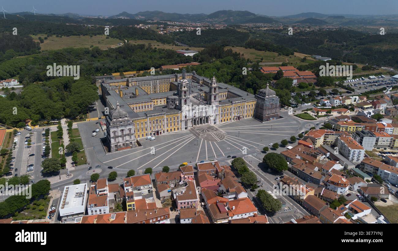 Riprese aeree con drone del Palácio Nacional de Mafra, un magnifico complesso storico di palazzo barocco e monastero in Portogallo Foto Stock