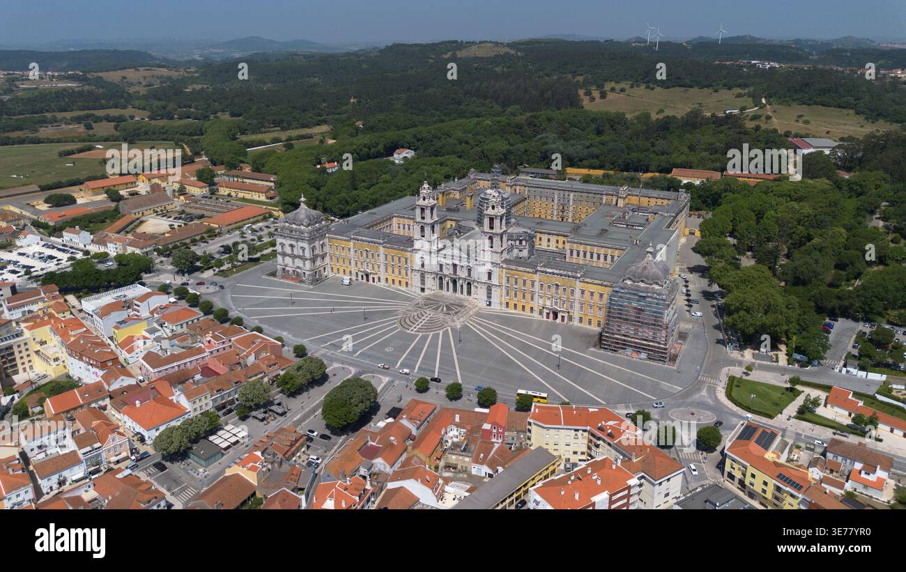 Riprese aeree con drone del Palácio Nacional de Mafra, un magnifico complesso storico di palazzo barocco e monastero in Portogallo Foto Stock