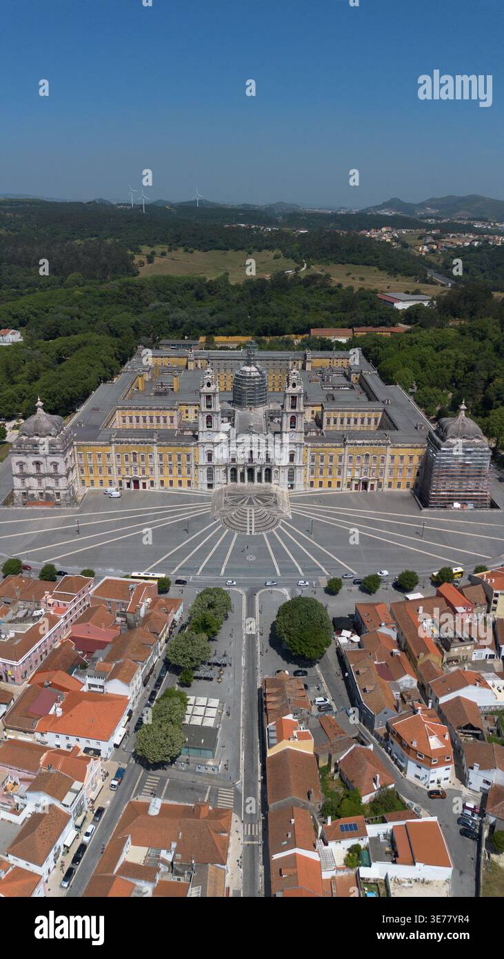 Riprese aeree con drone del Palácio Nacional de Mafra, un magnifico complesso storico di palazzo barocco e monastero in Portogallo Foto Stock