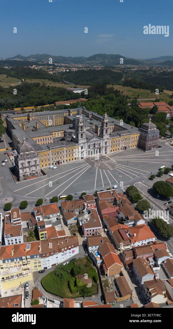 Riprese aeree con drone del Palácio Nacional de Mafra, un magnifico complesso storico di palazzo barocco e monastero in Portogallo Foto Stock