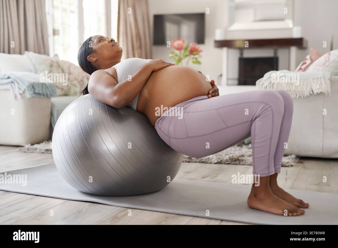 Donna nera, gravidanza e yoga con palla medica a casa per fitness, stretching o equilibrio. Gravidanza, donna e attrezzatura prenatale Foto Stock