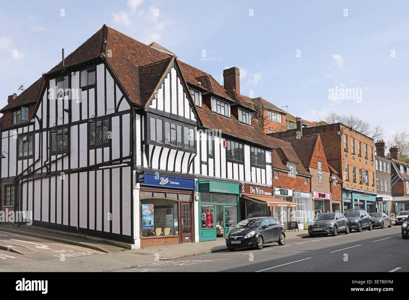Reigate, Surrey, Regno Unito. Guarda a est lungo Church Street, dove troverai negozi e caffetterie. Foto Stock
