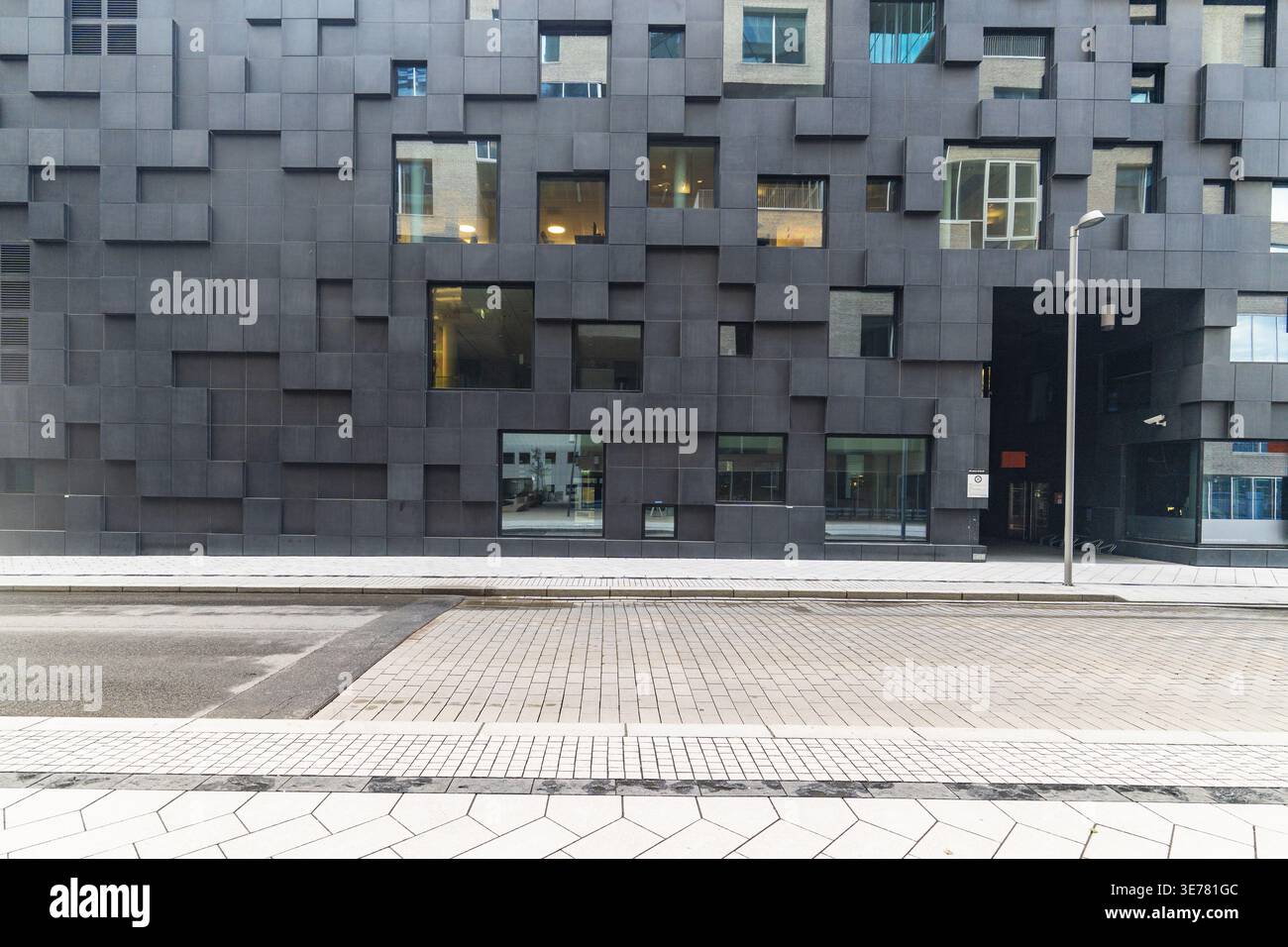 Vista di un edificio moderno con una facciata geometrica che sorge sopra la strada nel cuore di Oslo, Norvegia, che mostra architettura contemporanea, Oslo, no Foto Stock