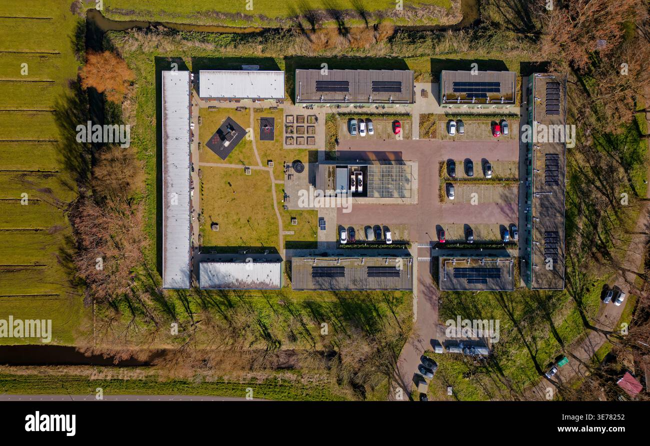 Wormer, Paesi Bassi - 20 marzo 2026: Veduta aerea del complesso prefabbricato di alloggi per rifugiati ucraini, un paradiso di strutture ordinate e vibrante gre Foto Stock