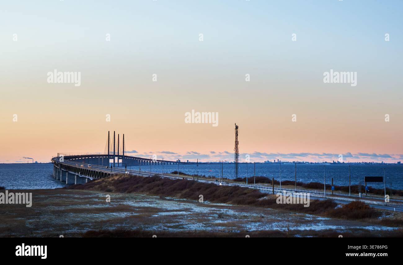 La vista del tramonto dal ponte Öresund di Lernacken, che si snoda sul mare calmo, trasmette il concetto di infrastruttura. Lontana città di Copenhagen e strada costiera Foto Stock