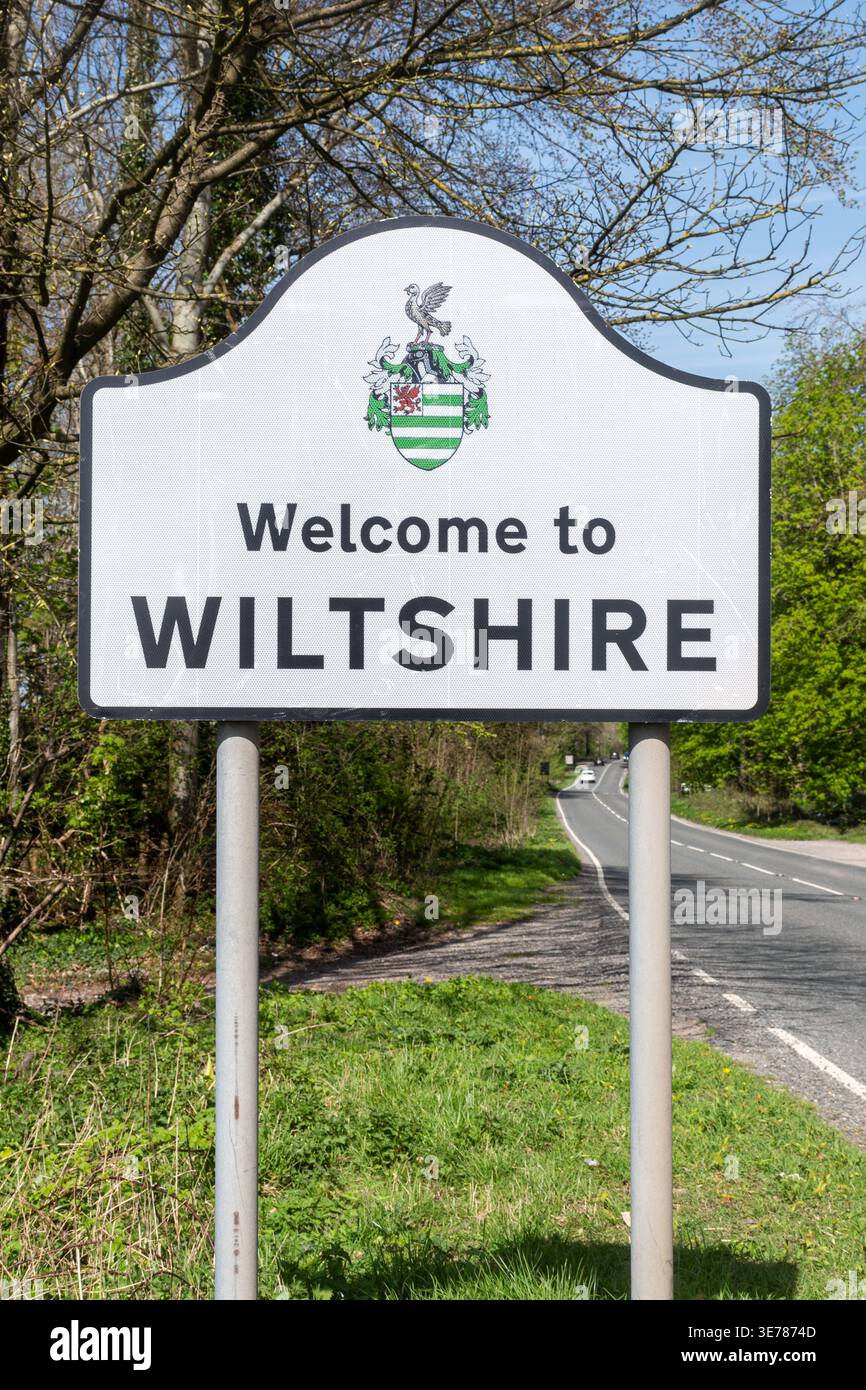 Benvenuto a Wiltshire. Segui la strada, Inghilterra, Regno Unito Foto Stock