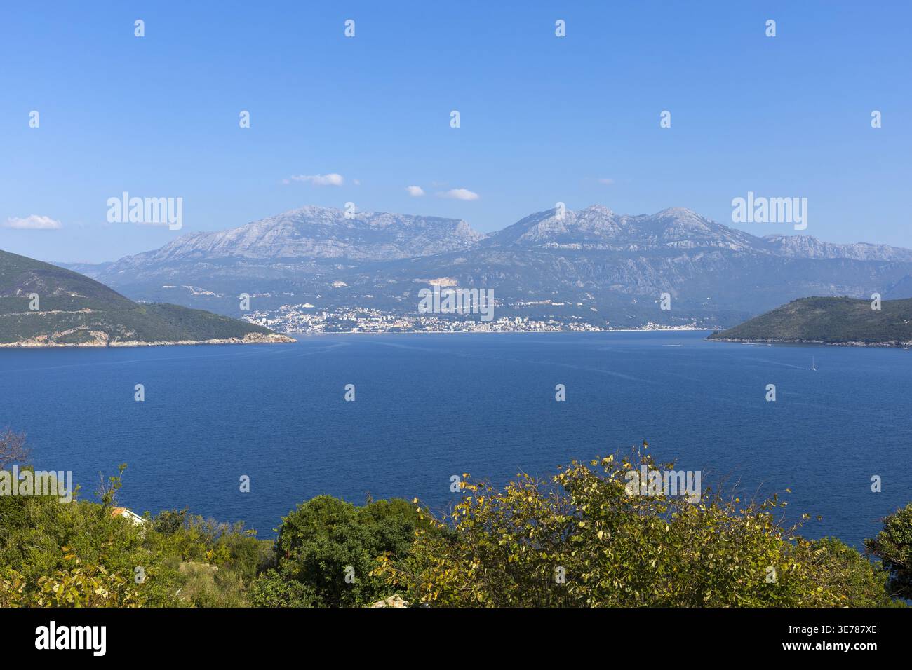 Vista sul mare Adriatico con montagne e costa vicino a Dubrovnik, Croazia. Paesaggio paesaggistico naturale Foto Stock