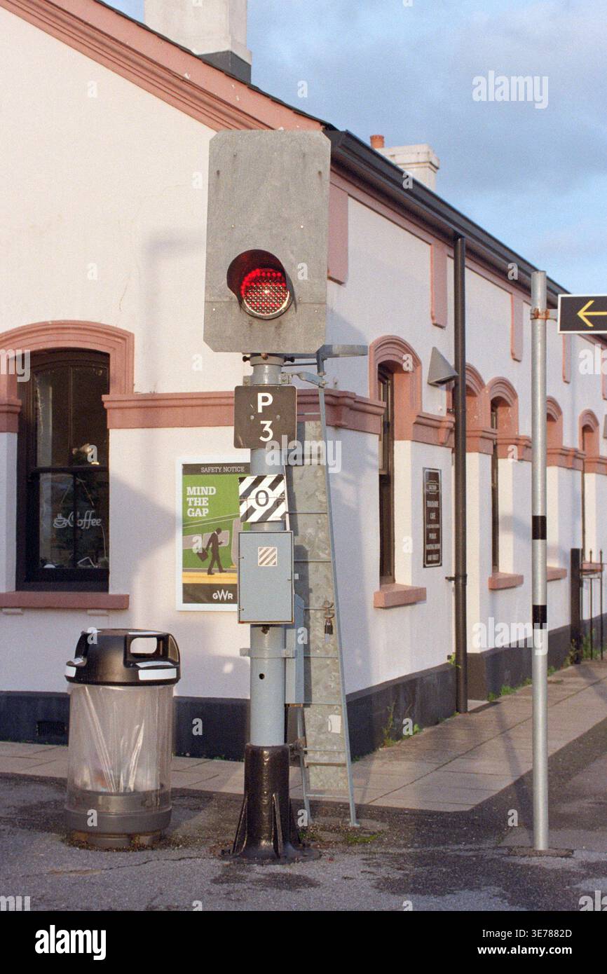 Saltash, Regno Unito - dicembre 2025: Un segnale della ferrovia leggera a colori alla stazione di Saltash mostra un segnale rosso. Foto Stock