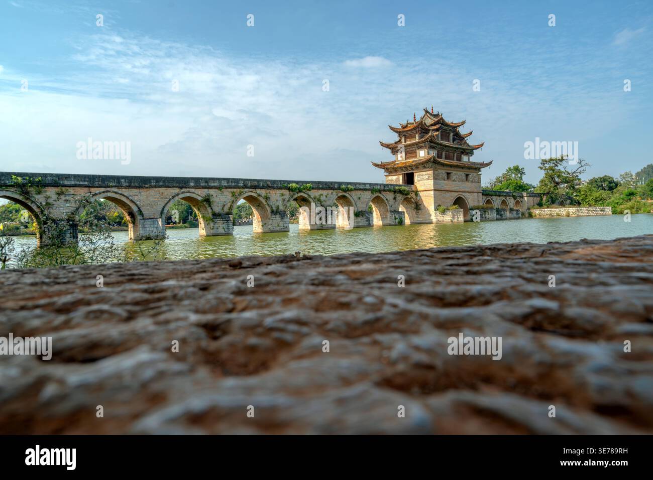 Ponte a diciassette buche (Ponte del Drago doppio) nella contea di Jianshui, Cina. La costruzione durante il periodo Qianlong della dinastia Qing è stata Foto Stock