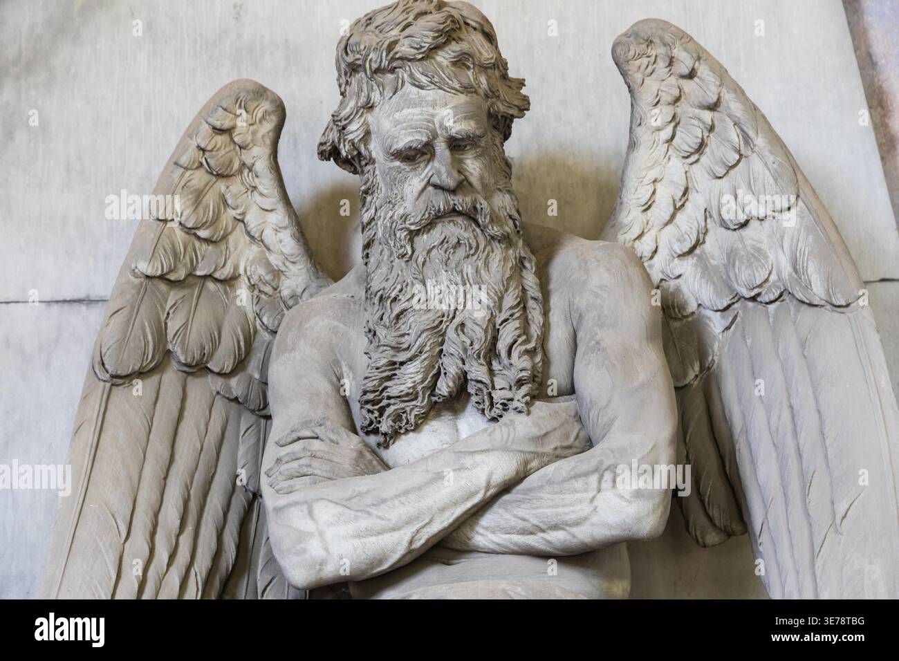Vecchia statua d'angelo seduta su una tomba in contemplazione. Memoria e nostalgia Foto Stock