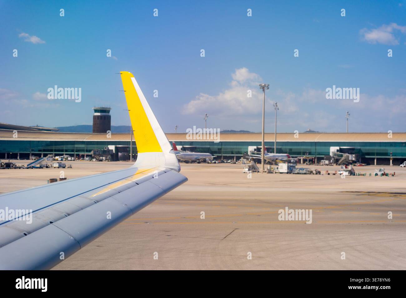 ala di un aereo all'aeroporto durante l'atterraggio o la partenza sull'asfalto in europa, concetto di viaggio aereo durante la stagione estiva Foto Stock