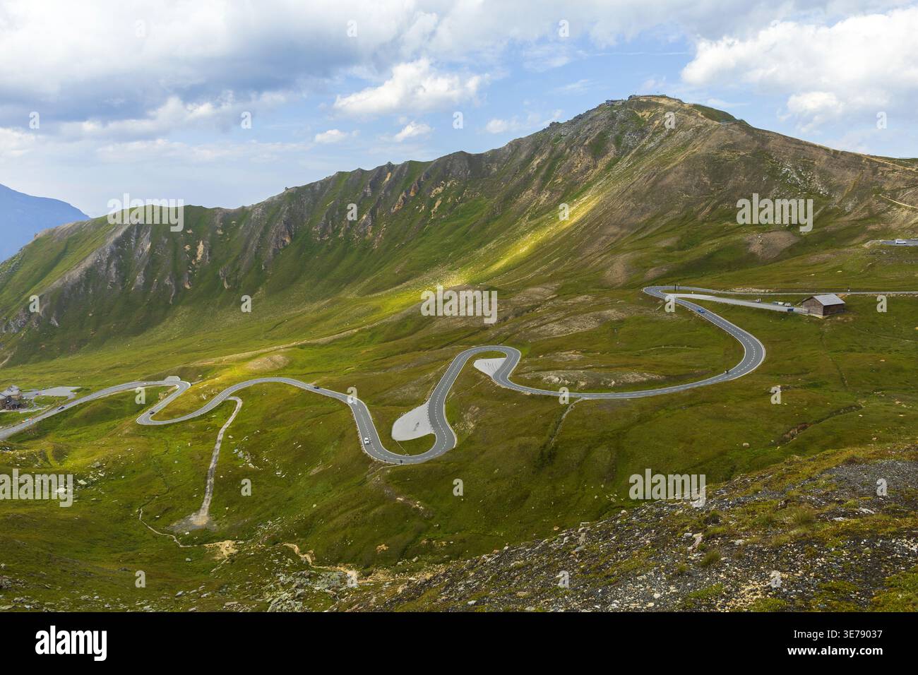 Tortuosa strada alpina sulla strada alpina Grossglockner con il suggestivo paesaggio montano in Austria. Foto Stock