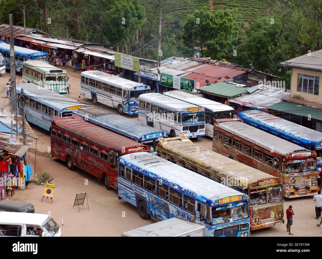 Stazione degli autobus di Naliathanniya sotto il picco Adams nello Sri lanka Foto Stock