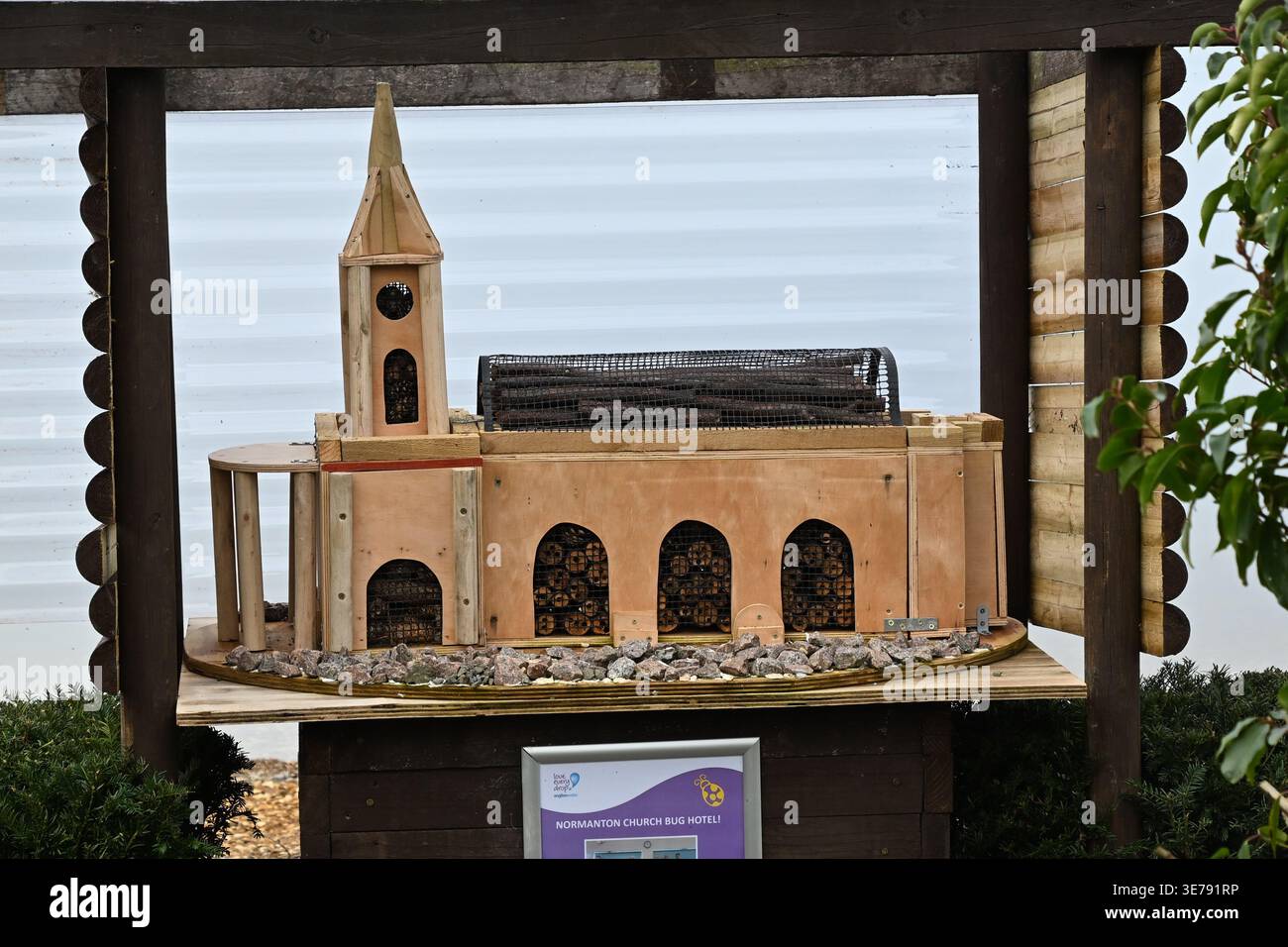 Un bug hotel basato sulla Chiesa di Normanton "annegata" su Rutland Water nell'Inghilterra centrale Foto Stock