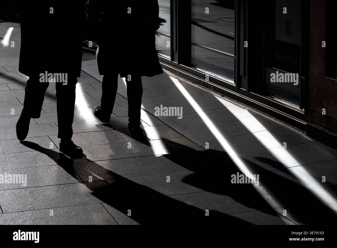 Luci e ombre spettacolari su London Street Foto Stock