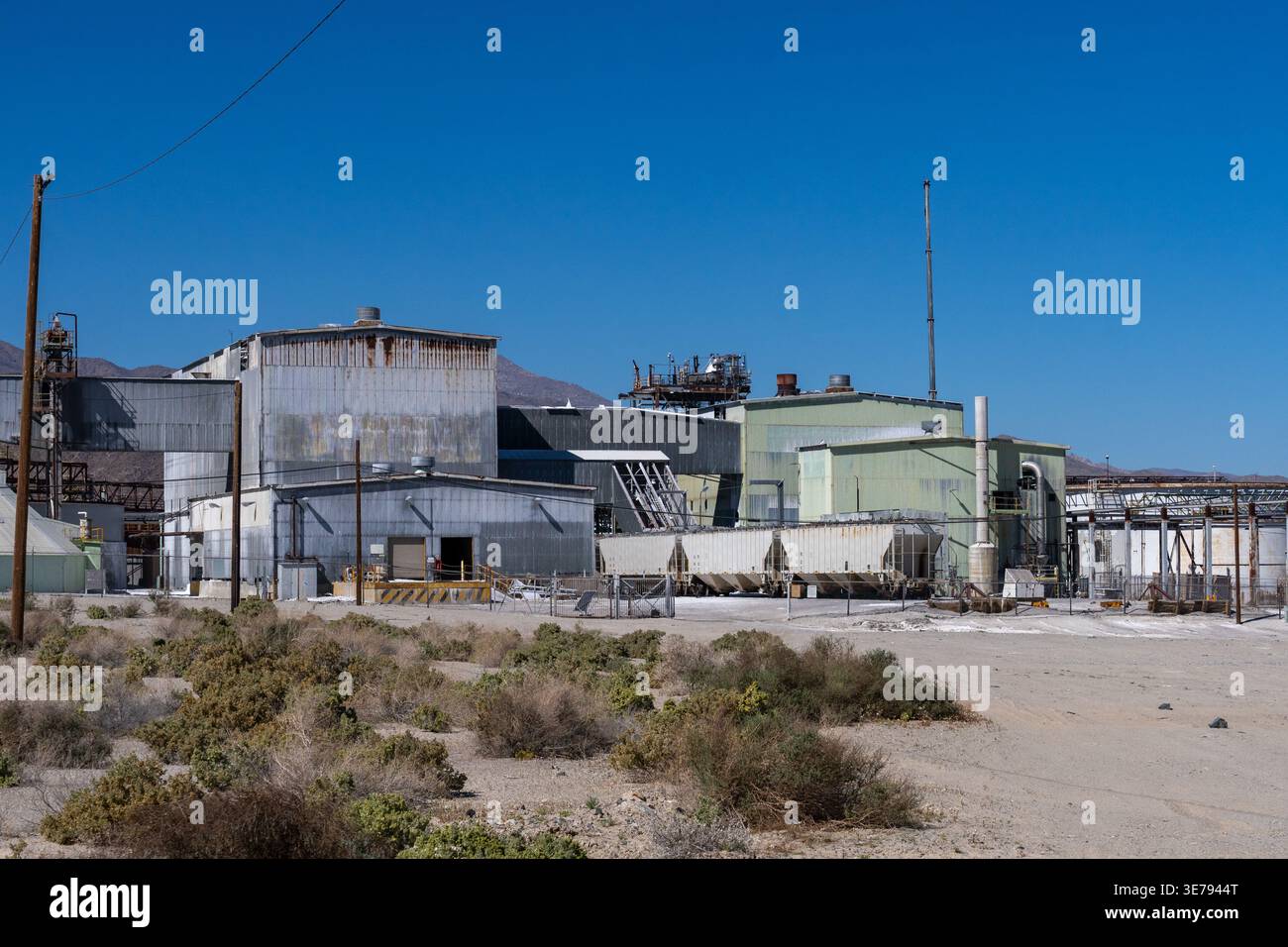 Searles Valley Minerals Westend Facility a Trona, California. La pianta produce borace, cenere sodata, acido borico, torta di sale e sale. Foto Stock