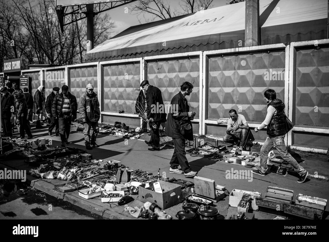 Darnytsia, Kiev, Ucraina – 21 marzo 2014: Una vivace scena di strada in bianco e nero in un mercato delle pulci locale, numerose persone che navigano e vendono diversi se Foto Stock