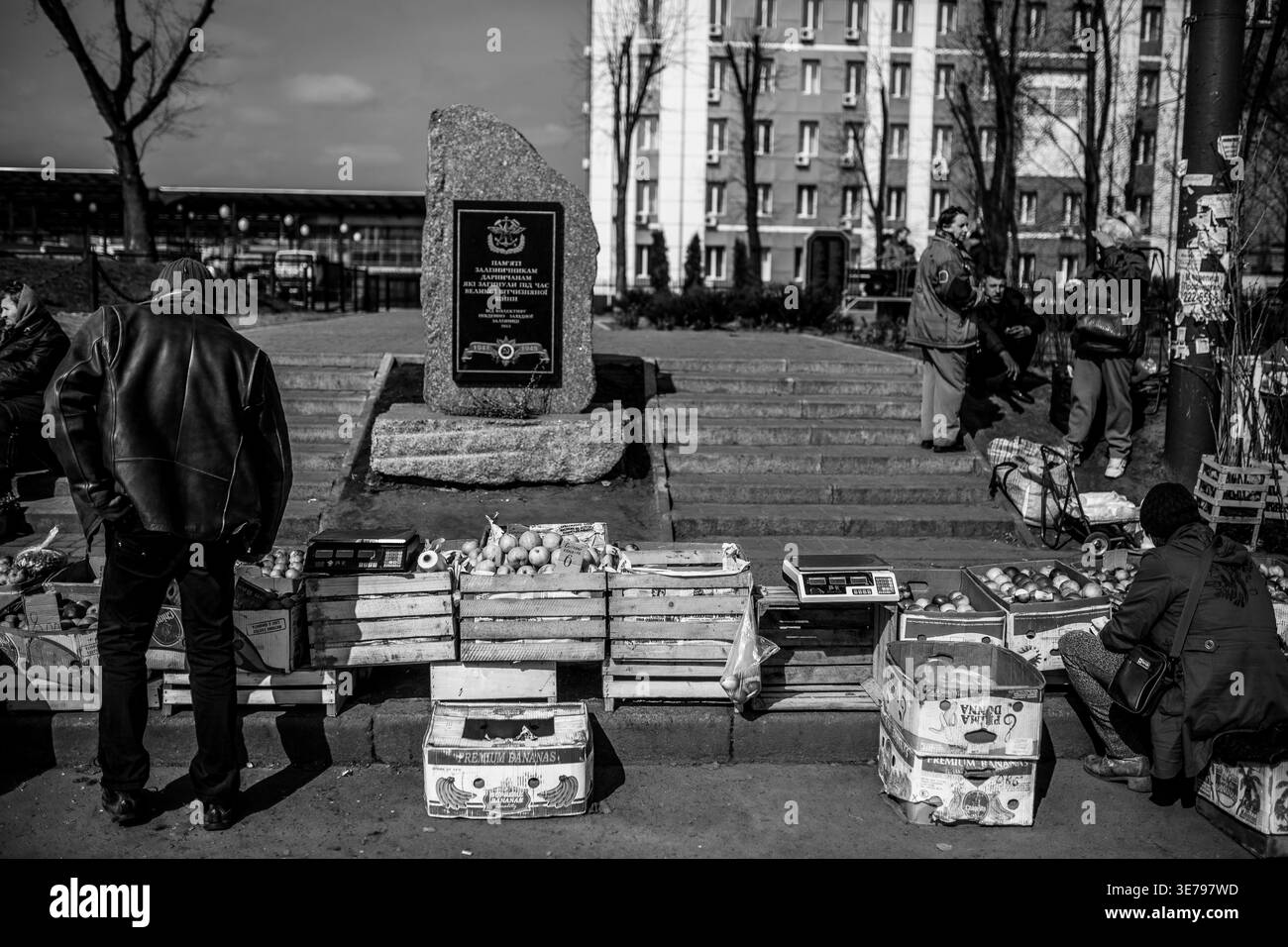Darnytsia, Kiev, Ucraina – 21 marzo 2014: Un'autentica immagine in bianco e nero cattura la vivace scena dei venditori ambulanti che vendono frutta e verdura Foto Stock