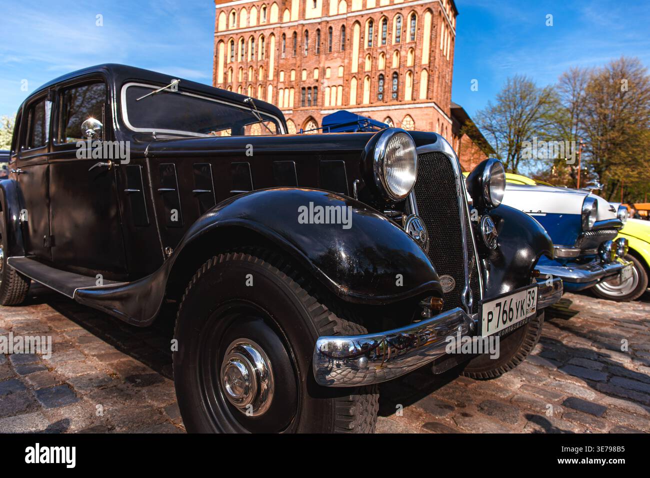 Kaliningrad, Russia - 10 maggio 2021: Auto d'epoca Hanomag Rekord nera con carrozzeria arrotondata e dettagli cromati, con fari rotondi, elegante Foto Stock