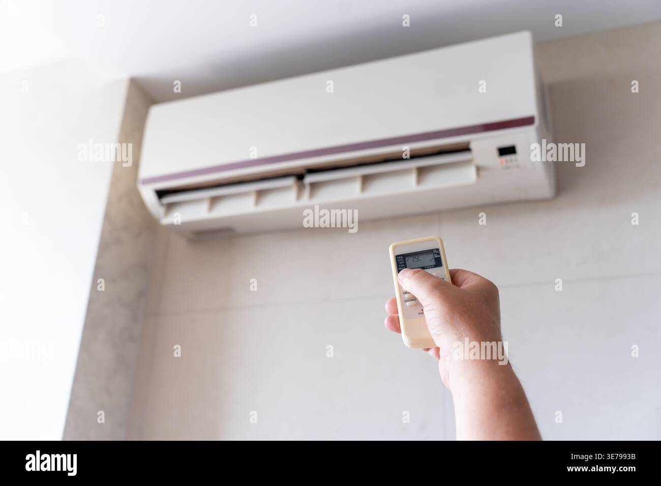 Un tecnico dell'impianto di climatizzazione maschio o un'installazione dell'impianto di climatizzazione. il tecnico sta per riparare l'aria condizionata in abitazioni ed edifici. Airfl. Smart Foto Stock