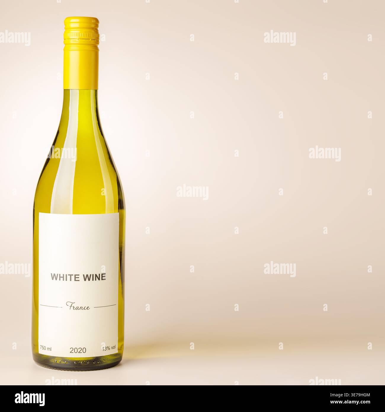 Bottiglia di vino bianco con etichetta vuota su sfondo beige, elegante mockup con marchio Foto Stock