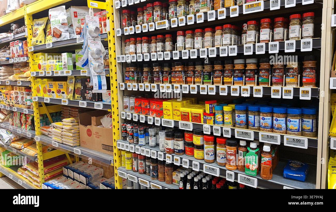 Toronto, ON, Canada - 4 febbraio 2026: File di cereali per la colazione e prodotti secchi sono esposti in un corridoio luminoso del supermercato. Foto Stock