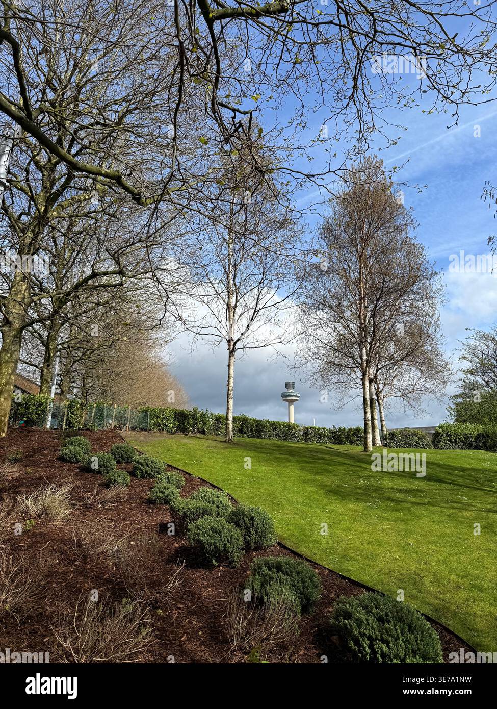 Chavasse Park a Liverpool One con radio City Tower sullo sfondo Foto Stock