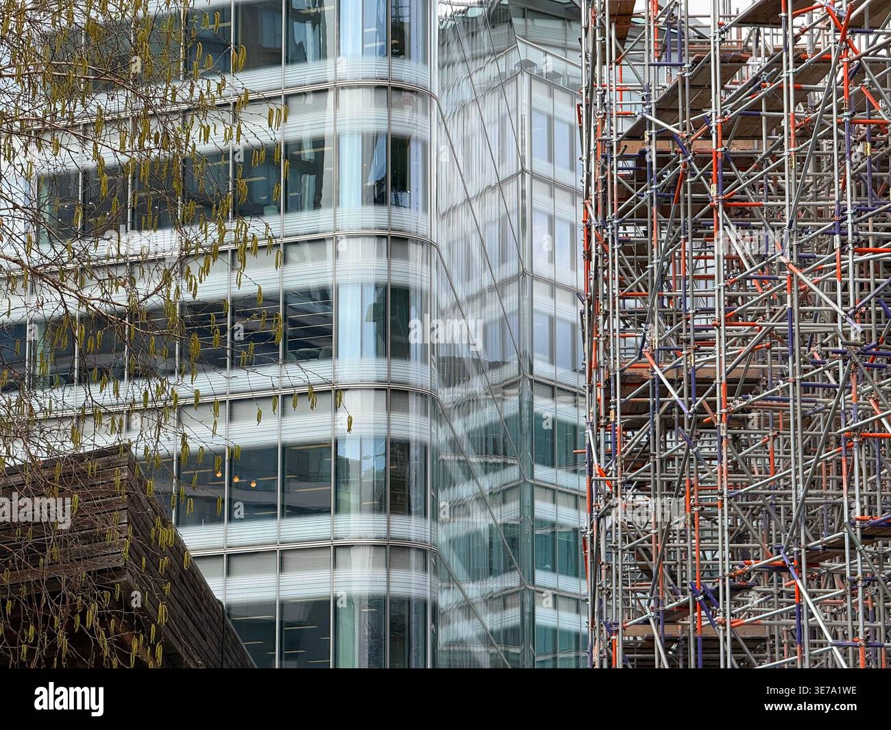 Ponteggi e uffici con facciata in vetro dal Potters Field Park sulla Queens Walk sulla South Bank, Londra Foto Stock